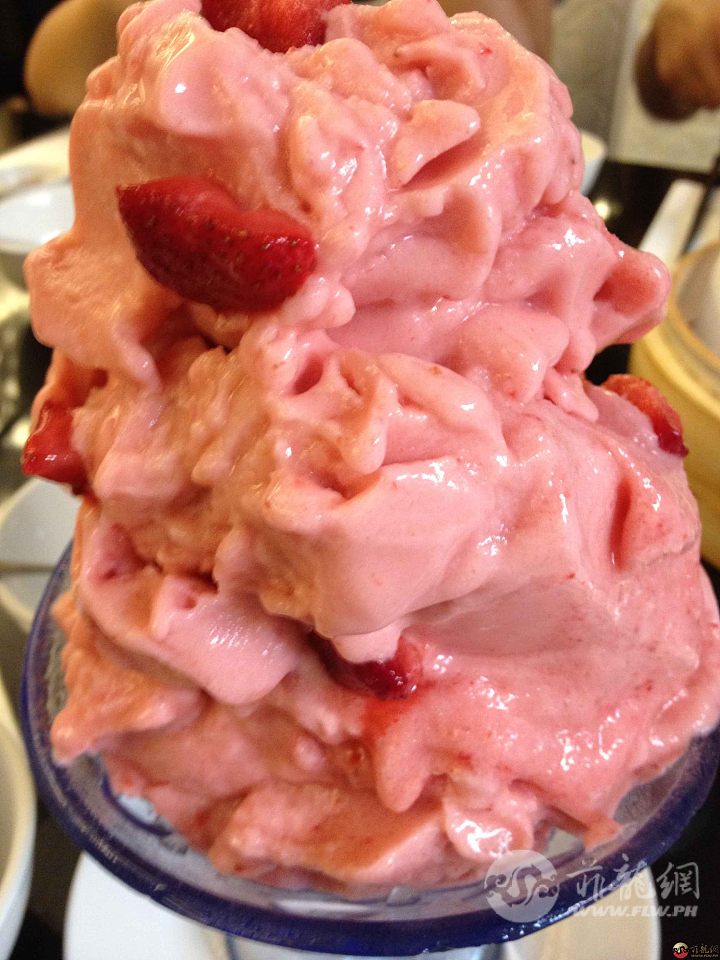 草莓冰淇淋，我的最爱，超大份，女生可以吃很多人呢