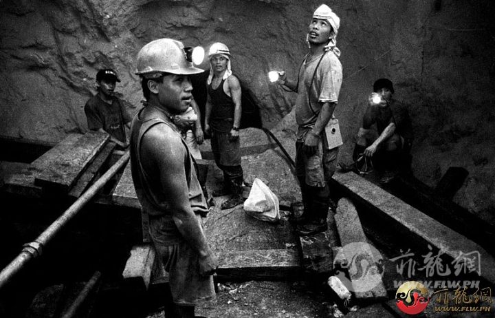 diwalwal_miners_insdie_the_tunnels._davao_del_norte__1996_large.jpeg