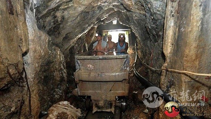 Mining-MtDiwata-miners-inside-tunnel-2012July-AFP.jpg