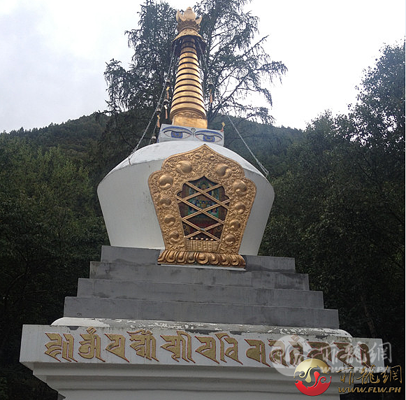 这是白塔，葬达赖喇嘛的
