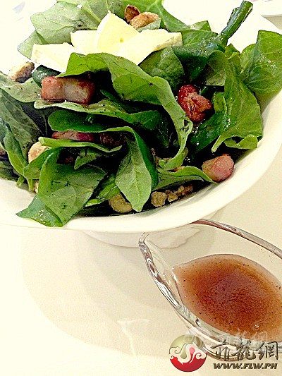 Spinach_and_Candied_Walnut_Salad-1.jpg