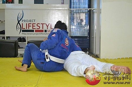 normal_A_female_BJJ_practitioner_manoeuvring_her_partner_to_submission.jpg