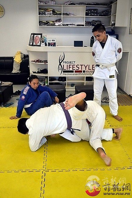 normal_The_class_being_instructed_on_the_fine_art_of_BJJ.jpg