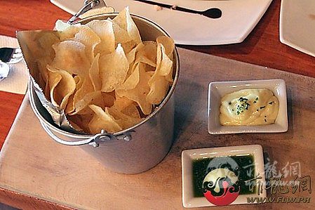 normal_Home_Made_Potato_Chips_with_Aioli_and_Pesto_Dip.jpg
