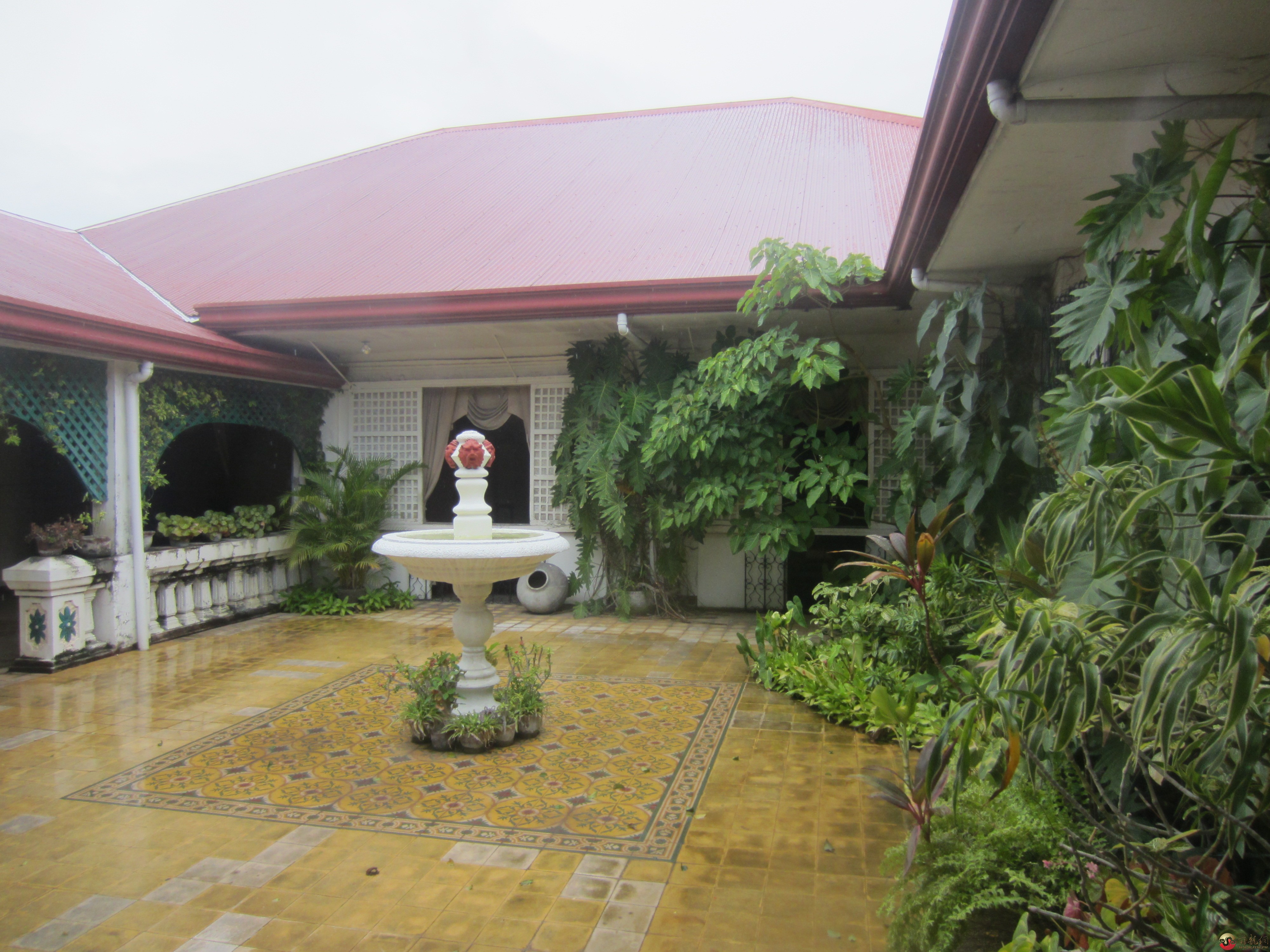 Syquia Mansion的庭院。前总统Quirino在此住过， 他夫人Alicia Syquia家,似为华人