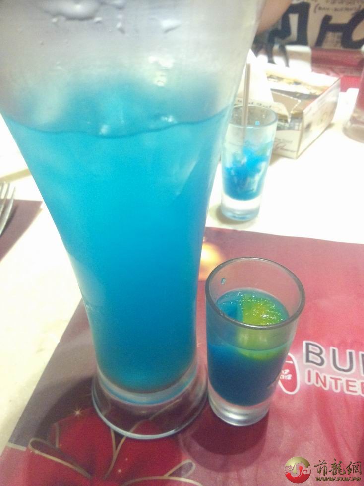 一开始以为是鸡尾酒呢，原来是蓝柠檬。旁边小杯的糕点类的，很酸。大杯的是饮料 ...