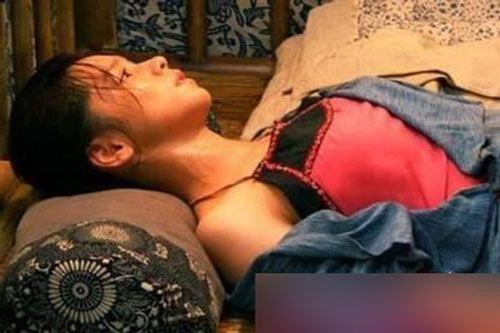 女星拍性虐戏牺牲太大周迅下体被虐