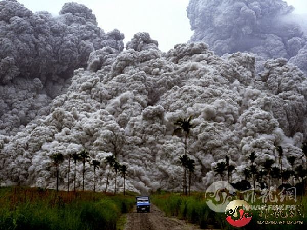 mt-pinatubo-eruption-by-alberto-garcia.jpg