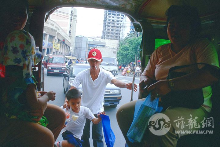 MNL_Manila passengers boarding a Jeepney_b.jpg