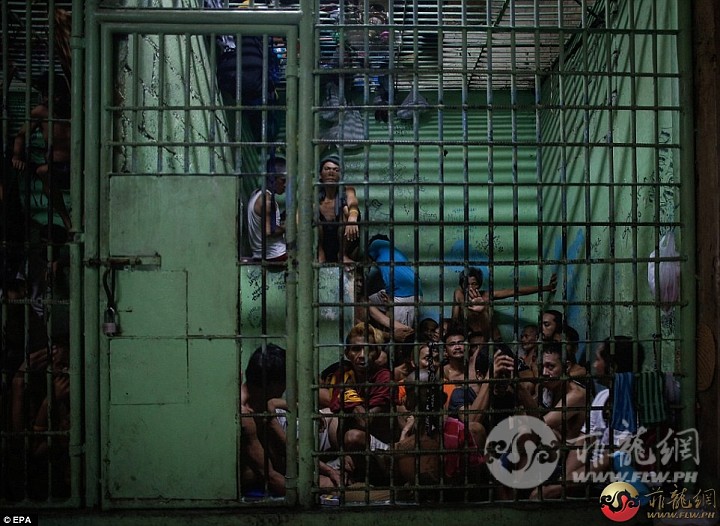 364B542B00000578-0-Filipino_inmates_are_seen_inside_a_jail_in_Manila_Close_to_60.jpg