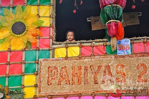 A-smiling-kid-in-one-of-the-Pahiyas-Decorated-houses-600x398.jpg