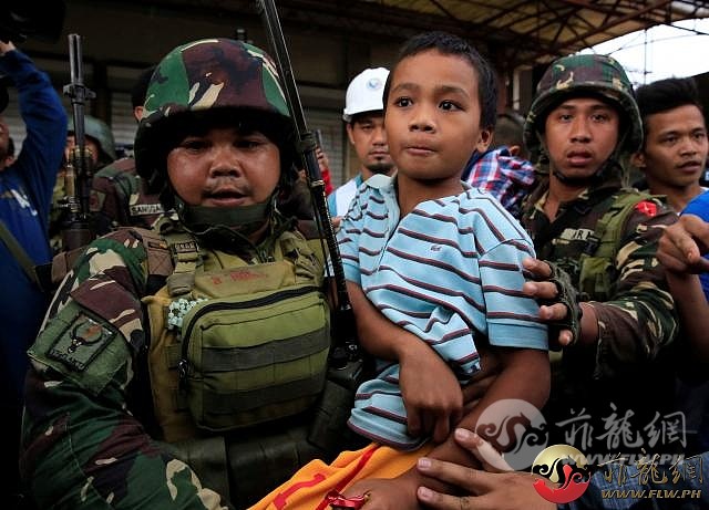 marawi_soldier-with-rescued-boy_reuters.jpg