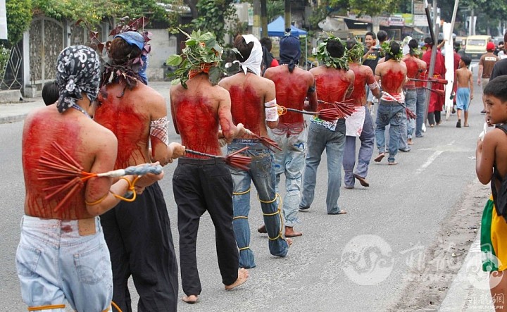 barefoot-filipinos-perform-extreme-penitence-acts-during-holy-week.jpg
