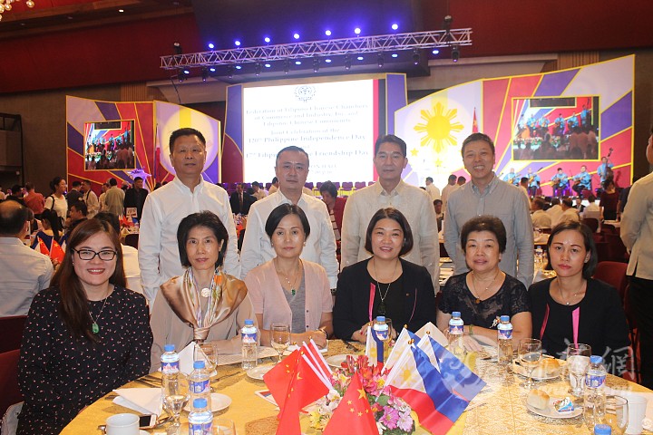 本会参与庆祝菲律宾独立节120周年暨第17个菲中友谊日。后排左起：孙明强、许扁、柯志.jpg