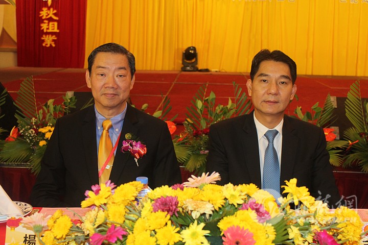 右起：柯志超、杨琨琳就座布泽同乡会主宾席.JPG