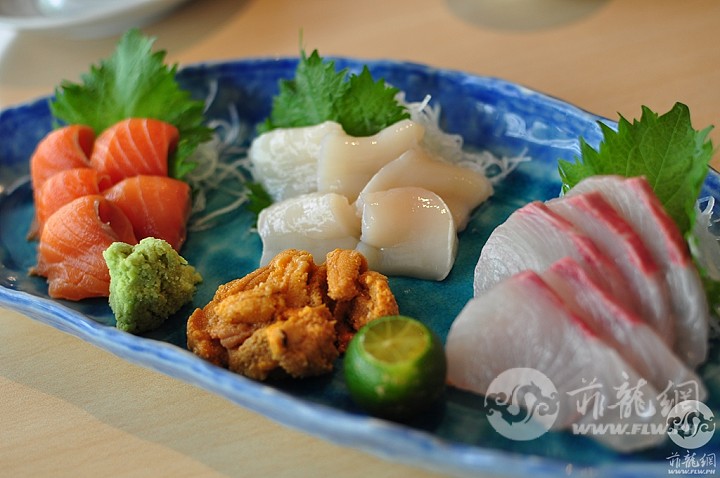 Salmon-Scallop-Hamachi-and-Uni-Sashimi-Platter-at-Tsukiji.jpg