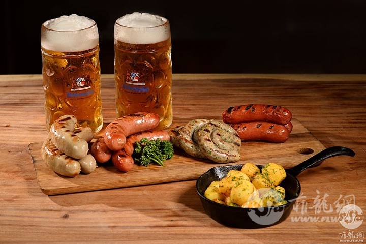 Homemade-Sausage-Sampler-with-Roasted-Potatoes-and-Weihenstephan-Beers-1024x683.jpg
