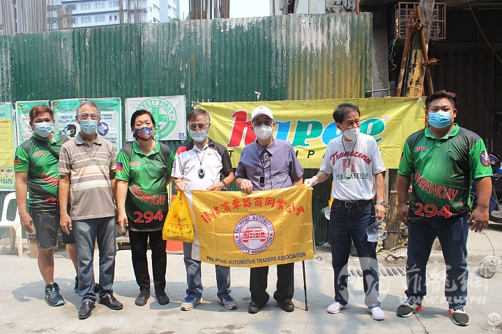 菲律滨车器商同业公会与294号描笼涯参与赠送食物包活动者合影。右三许焕燃、左三李玉.jpg