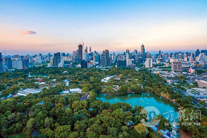 Hero-Silom-Bangkok-lumpini-park-evening.renditionimage.900.600.jpg