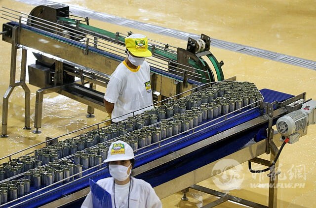 Mega-sardines-factory-worker-wc-640x423.jpg