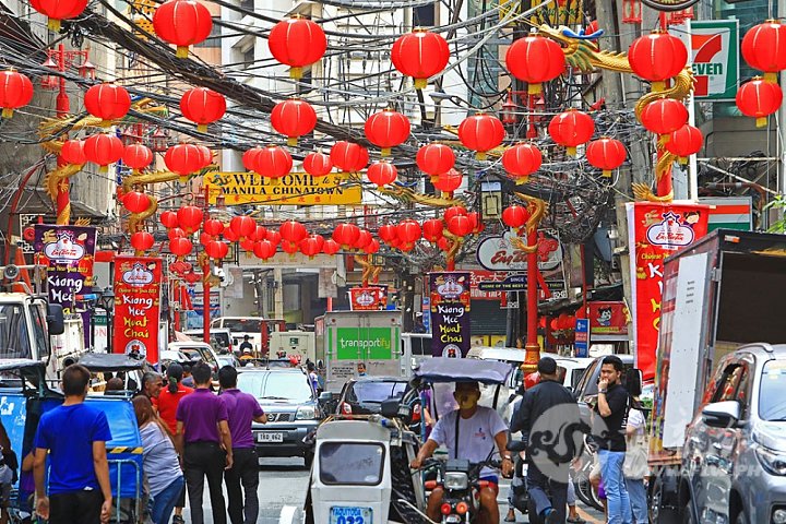 crowd-vehicles-manila-china-town.jpg