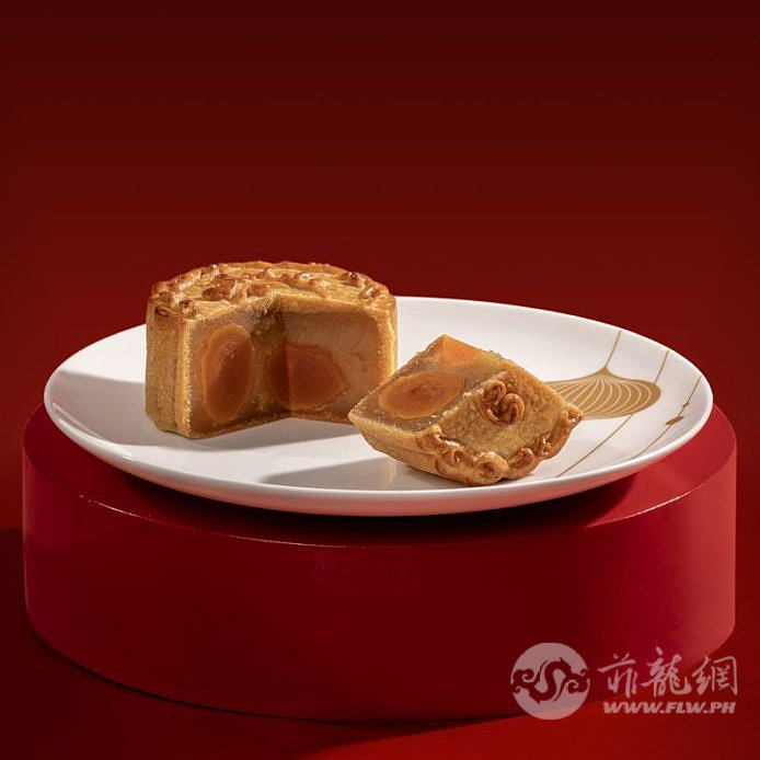 Solaire-Resort-White-Lotus-with-egg-yolk-Mooncake-694x694.jpg