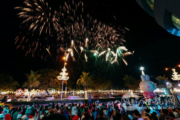 A_grand_firework_display_illuminates_the_night_sky_enchanting_spectators.png