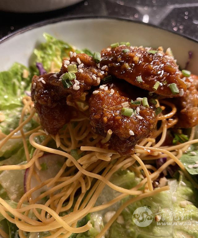 the-beef-bar-korean-chicken-salad-1728458104.jpg