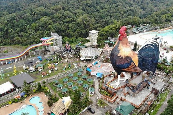 Philippines-resort-features-worlds-largest-chicken-shaped-building.jpg