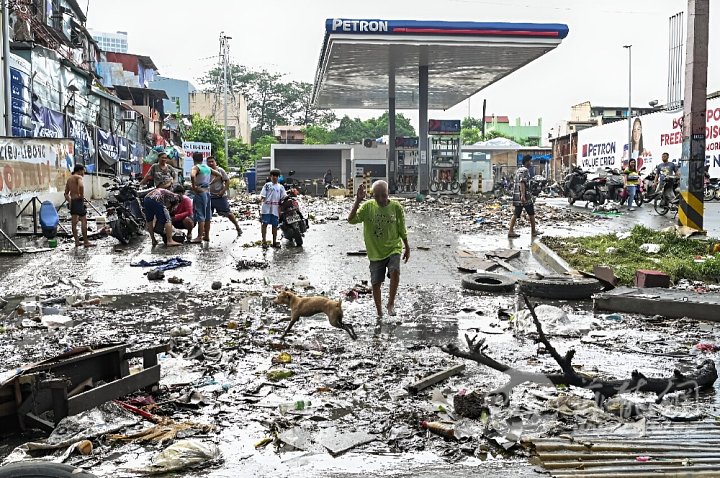 manila-residents-walk.jpg