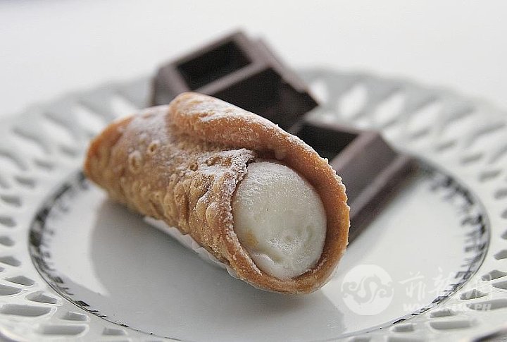 Cannolo_siciliano_with_chocolate_squares.jpg