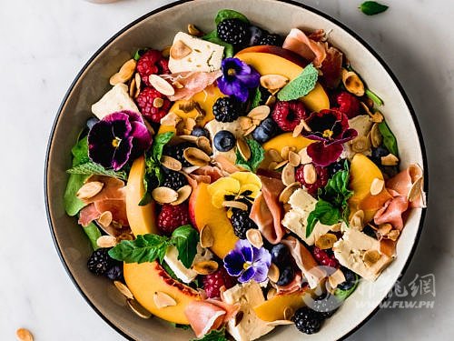 salad-with-peaches-and-berries-1-500x375.jpg