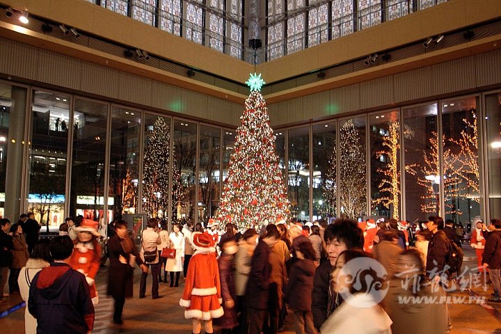 Christmas_tree_in_marunouchi.jpg