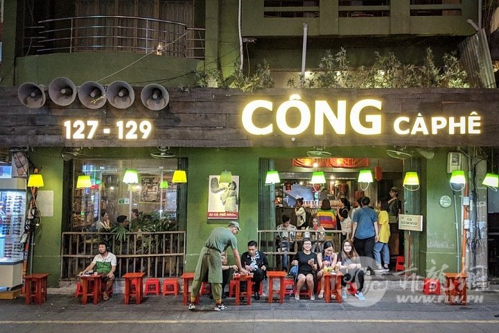 cong-caphe-coffee-shop-review-exterior-bui-vien.jpg