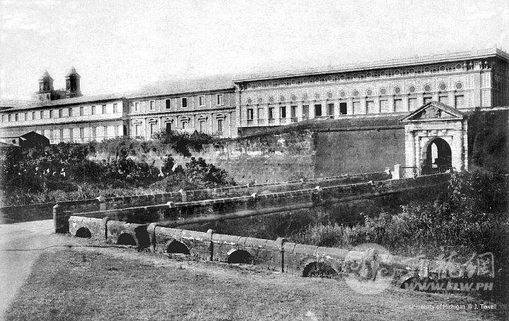 Puerta_de_Santa_Lucia_gate_of_Intramuros_in_front_of_Augustinian_convento,_Manil.jpg