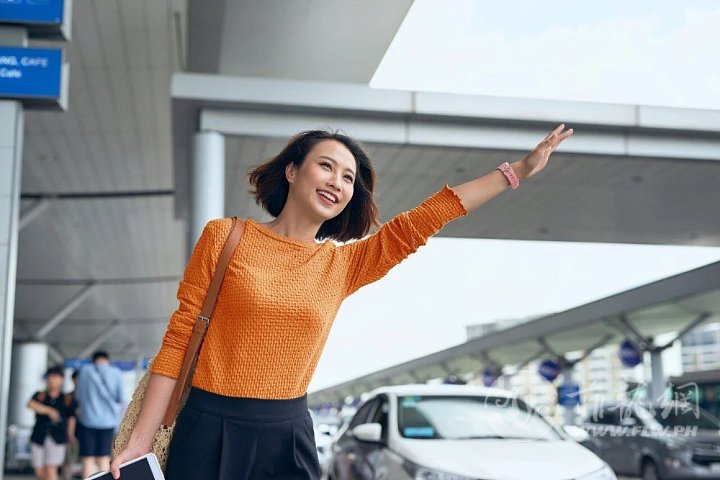 lalamove female passenger getting a lalamove ride at an airport.jpeg