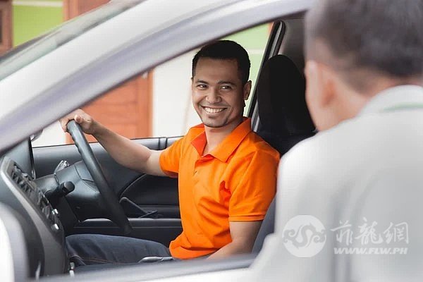 lalamove ride driver getting passengers into the car.jpeg