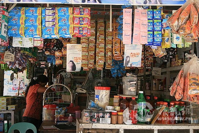 640px-Typical_sari-sari_store.jpg