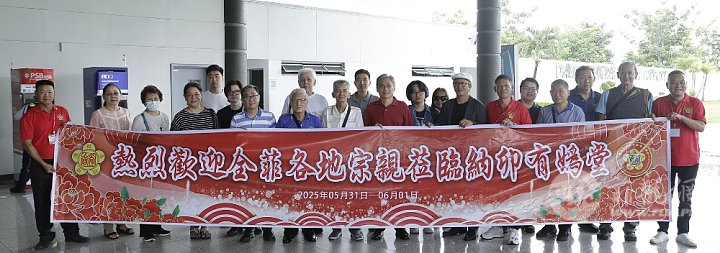 合影于机场。.JPG