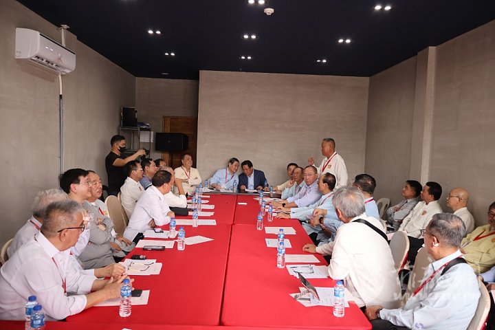 11.召开董事会一角.JPG