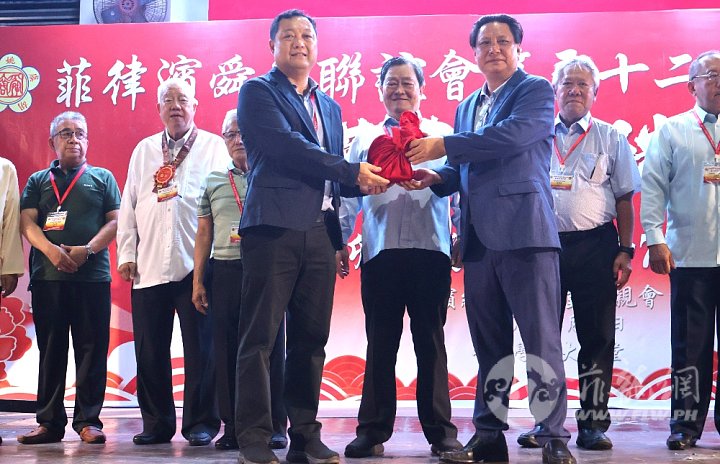 12.陈兴艺宗长移交印玺给陈万嘉宗长（左），陈荣照监誓员（中）见证。.JPG