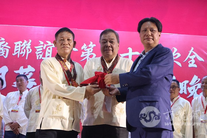 陈兴艺宗长移交印玺给陈友成宗长（左），陈清渊宗长（中）见证。.JPG