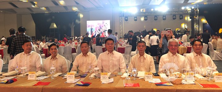 本会领导（右三李鸿铭会长、右四丁劲樟常务副会长、左一林水真永远名誉会长）应邀就座.jpg
