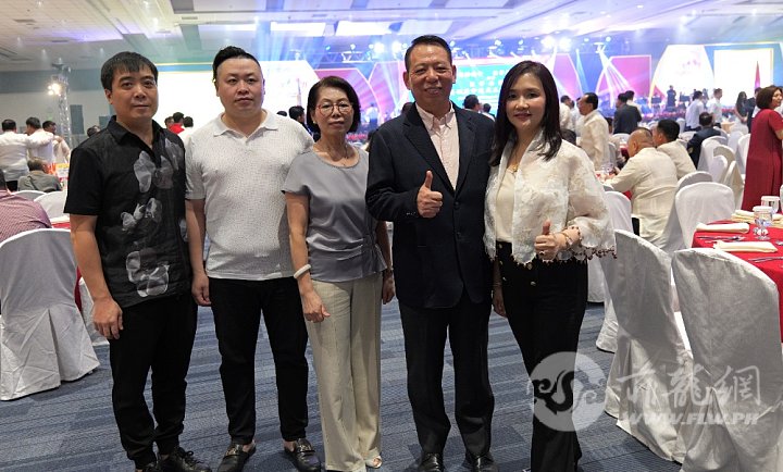 右起：侯月娥、林天德、林琼珠、李传芳、朱金鎗出席庆祝菲中建交50周年文艺晚会。.JPG