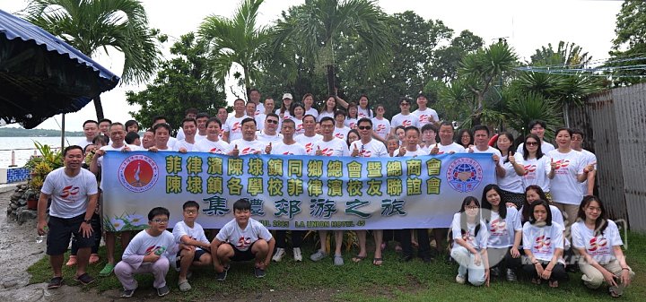 陈埭同乡会校友会以茂盛棕榈树为背景的合影。.JPG