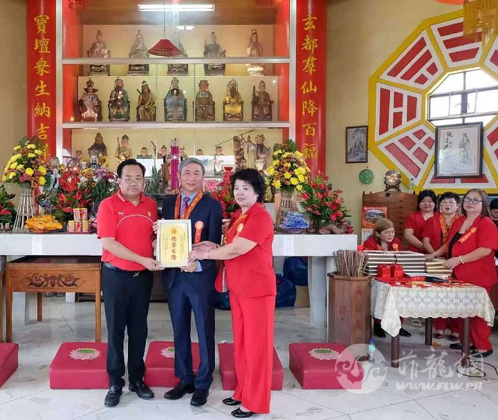 5.该宫义观指导员吴忠清，创会会长、名誉主委杨碧凤赠送陈桦榕感谢盾牌。.jpg