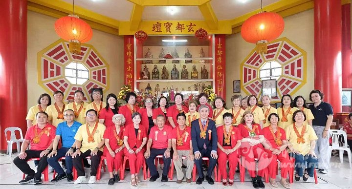 7.庆贺团成员与玉勅宫义观同道合影。.jpg