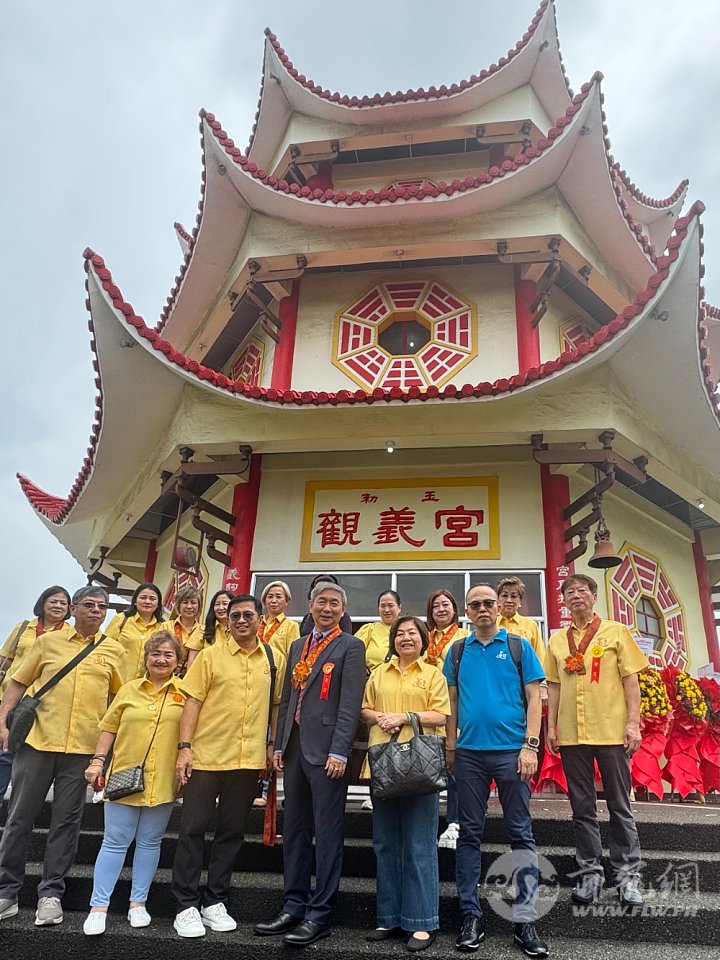 8.本庆贺团成员在纳卯玉勅宫义观前留影。.jpg