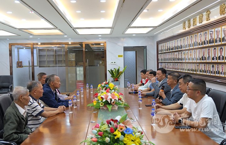 接待缅甸乡贤丁文明莅访座谈会一角。.JPG