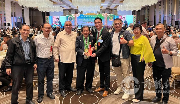 侯明智副理事長（右五）捐进步党總部福利金伍萬菲幣。王文展理事長（右六）接收。右起.jpg